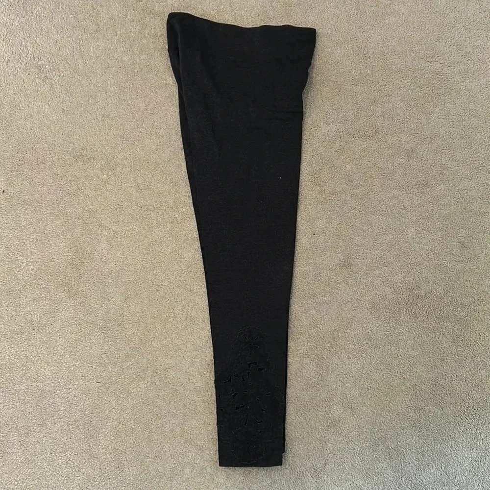 Aerie gray leggings size small flower like cut out design bottom of leg